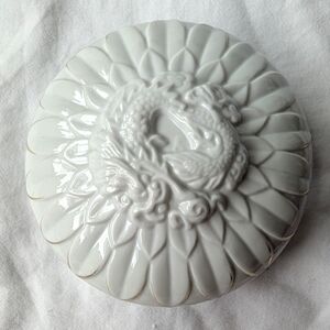 Vintage Elizabeth Arden Cabriole Royal Dragon Porcelain White Gold Trinket Box